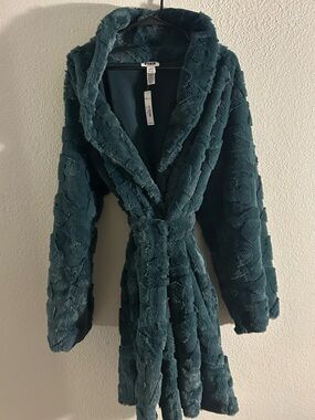 PINK Victoria's Secret Plush Robe in Teal